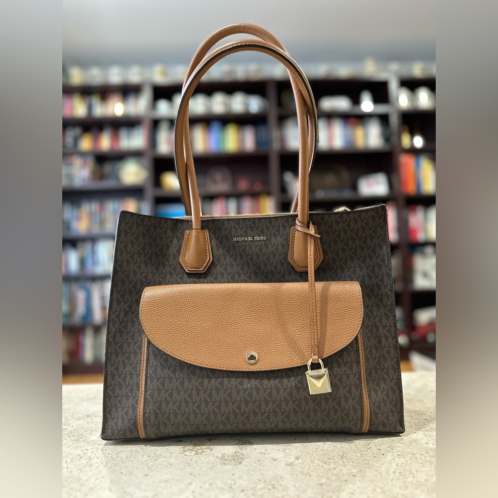 Michael Kors - Jet Set Large Logo Pocket Tote Bag